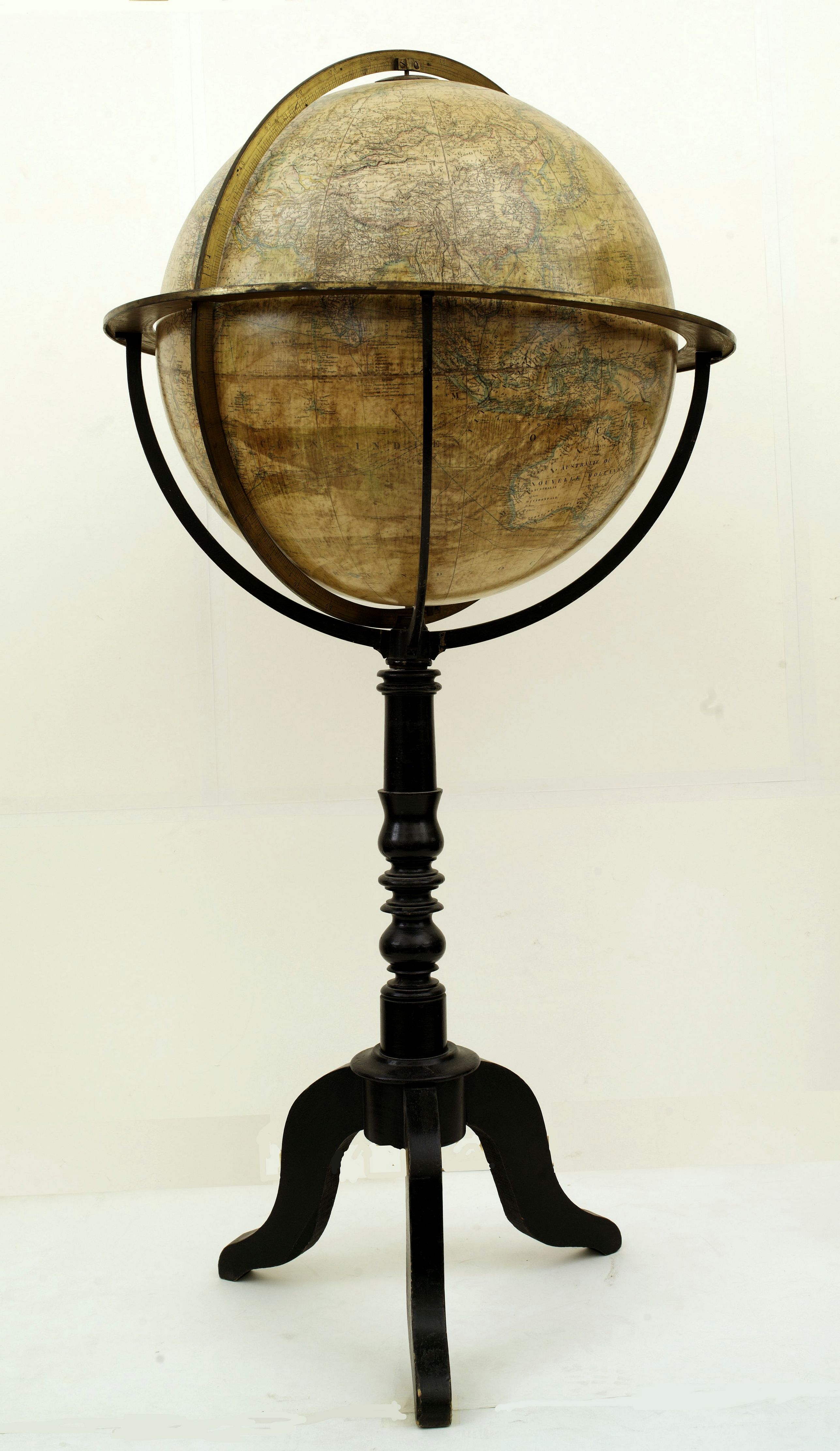 Old map by BERTAUX. - Globe terrestre d'après les découvertes..