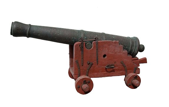 1663/810:Canons A fine bronze cannon.