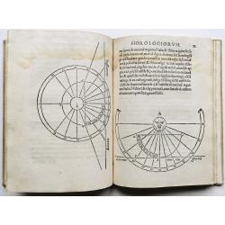 Compositio horologiorum, in plano, muro, truncis, anulo, con concavo, cylindro & variis quadrantibus, cum signorum zodiaci & diversarum horarum inscriptionibus.